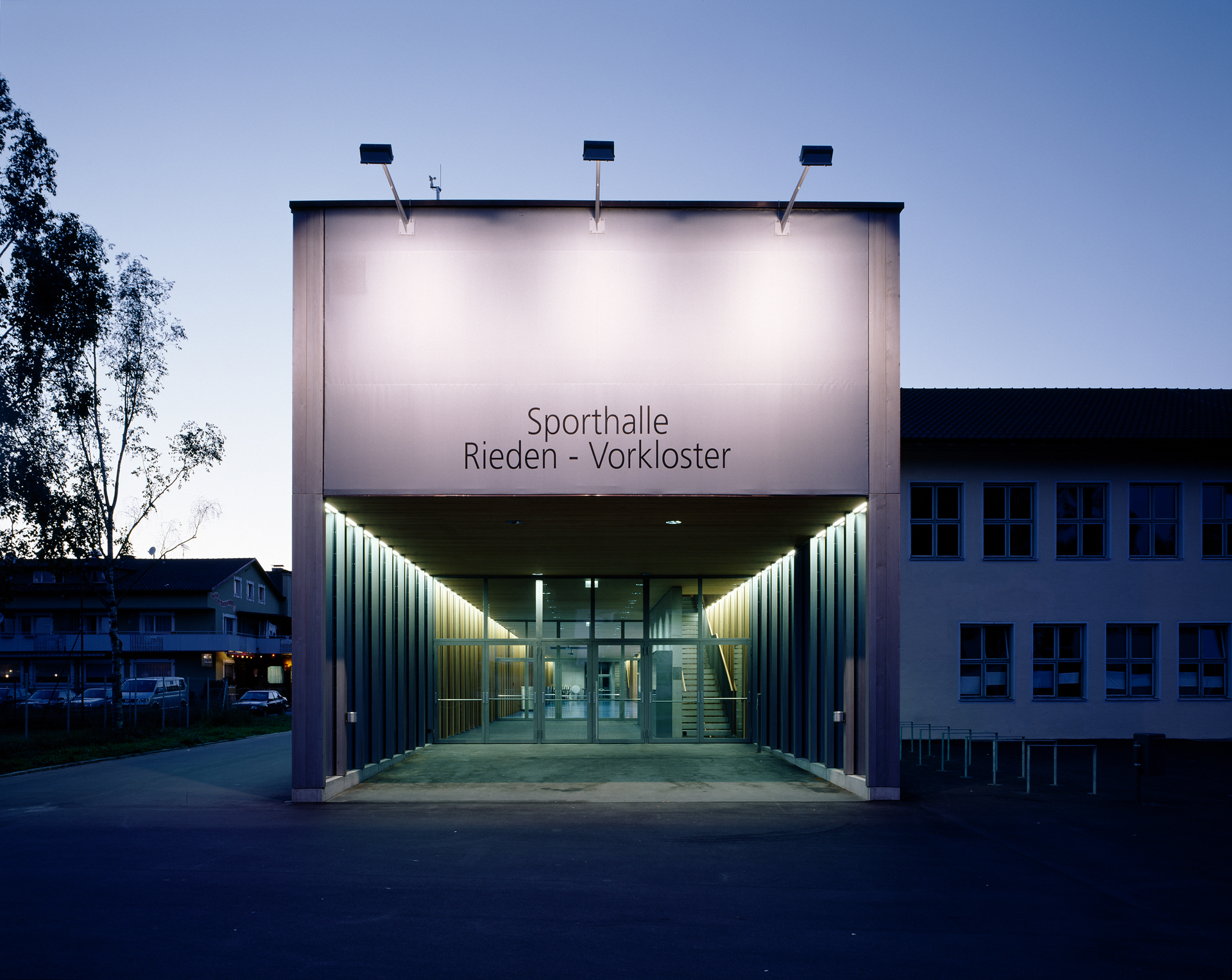4000_Sporthalle-Rieden-Vorkloster_FOTO_Sporthalle_Rieden_13_ex_Eingang_Bruno-Klomfar